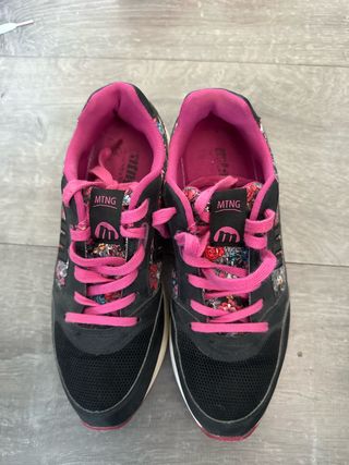 Zapatillas Mustang negras y rosas