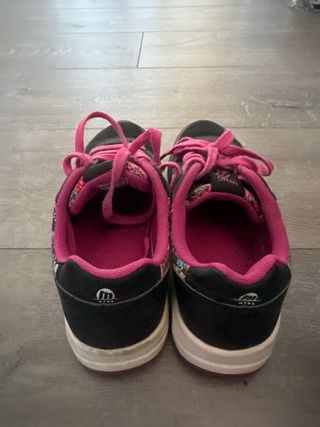 Zapatillas Mustang negras y rosas