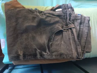 Pantalones vaqueros chico de tallas 40, 36 y 16 añ