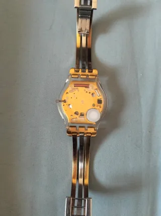 Reloj Swatch Dorado y Plateado