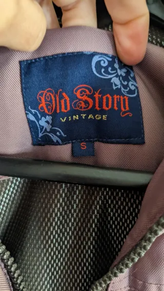 Anorak corta lila morada claro con capucha