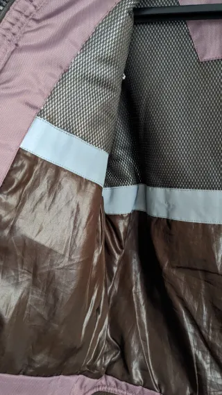 Anorak corta lila morada claro con capucha