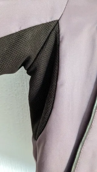 Anorak corta lila morada claro con capucha