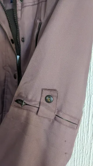 Anorak corta lila morada claro con capucha