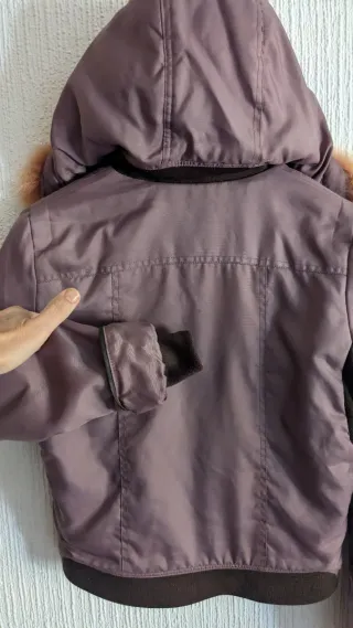 Anorak corta lila morada claro con capucha