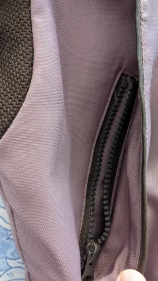 Anorak corta lila morada claro con capucha