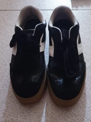 Zapatillas negras y blancas