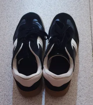 Zapatillas negras y blancas