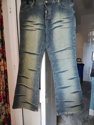 Pantalón vaquero acampanado