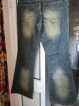 Pantalón vaquero acampanado