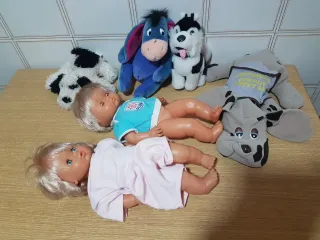 Lote de muñecos y peluches