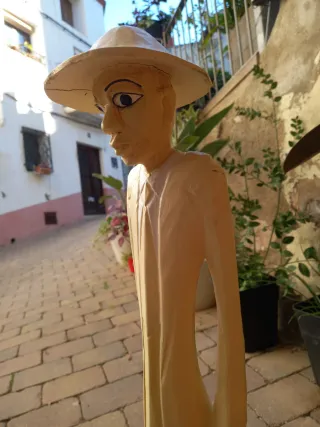 Figura de madera hombre con sombrero