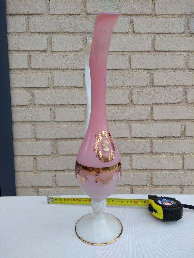 Jarrón de cristal rosa e branco decorado