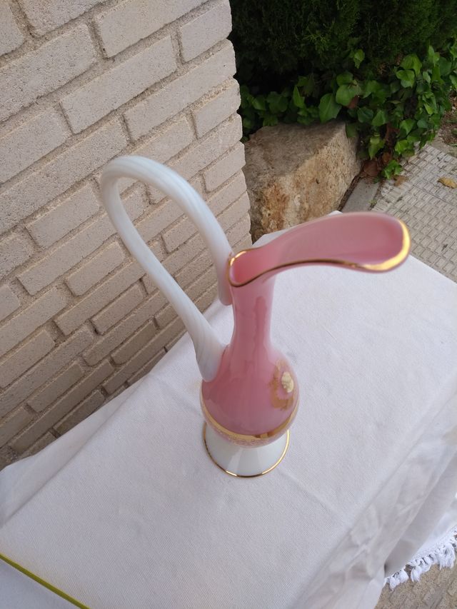 Jarrón de cristal rosa e branco decorado