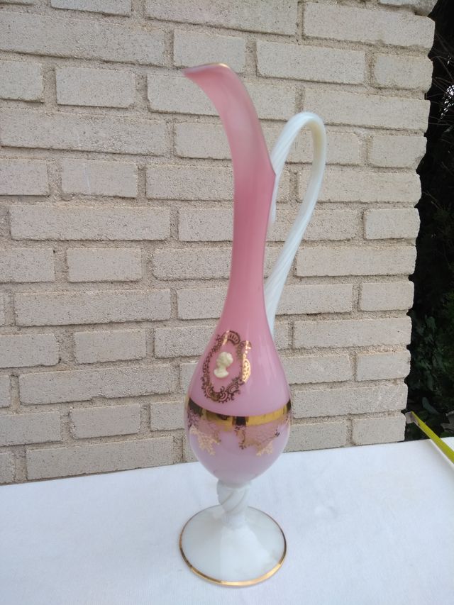 Jarrón de cristal rosa e branco decorado