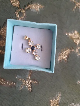 Cruz de oro 18k con piedras
