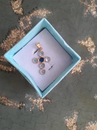 Cruz de oro 18k con piedras