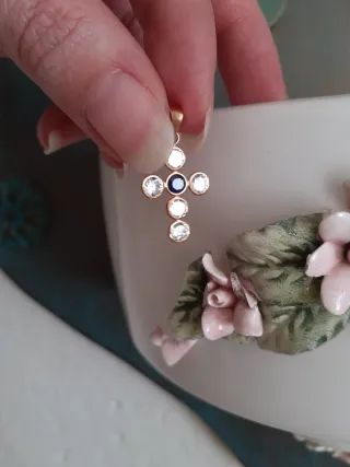 Cruz de oro 18k con piedras