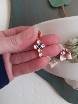 Cruz de oro 18k con piedras