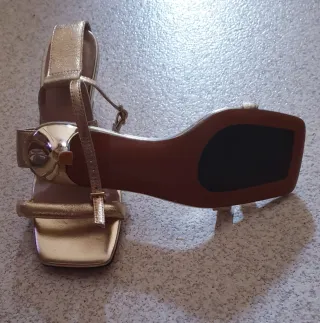 Sandalias doradas tacón