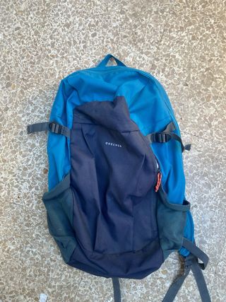 Mochila Quechua azul y negra