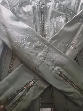 Cazadora de piel color verde.