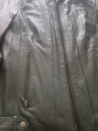 Cazadora de piel color verde.