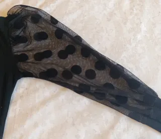 Camiseta negra con mangas de tul y lunares