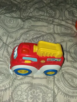 Camión de bomberos de juguete rojo y amarillo con