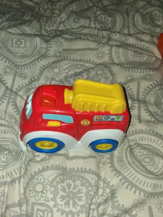 Camión de bomberos de juguete rojo y amarillo con