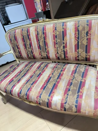 Sofá antiguo pequeño dorado y multicolor