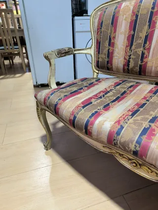 Sofá antiguo pequeño dorado y multicolor