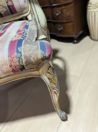 Sofá antiguo pequeño dorado y multicolor