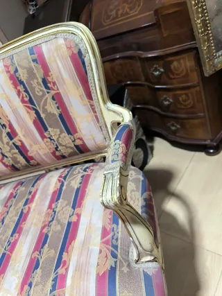 Sofá antiguo pequeño dorado y multicolor