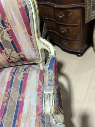 Sofá antiguo pequeño dorado y multicolor