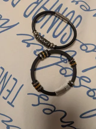Pulseras de cuero y caucho con detalles metálicos