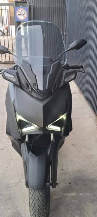 Yamaha XMAX 300cc casi nueva.la moto.tiene 1.año