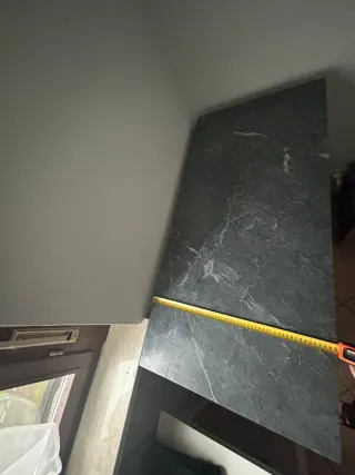 Comò in legno con piano in marmo