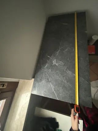 Comò in legno con piano in marmo