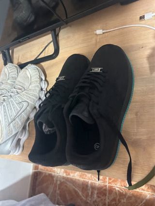 Nike Air Force 1 negras suela azul