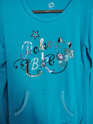 Camiseta azul con lentejuelas