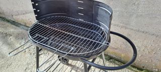 Barbacoa de carbón con parrilla