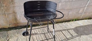 Barbacoa de carbón con parrilla