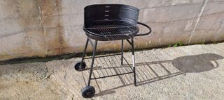 Barbacoa de carbón con parrilla