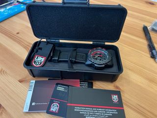 Reloj Luminox Navy Seal XS3581.EY Negro/Rojo