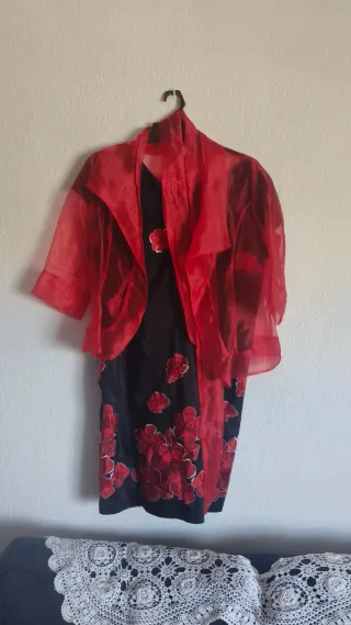 Vestido de fiesta rojo y negro