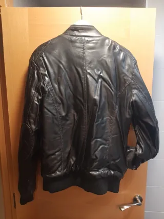 Cazadora similar piel marrón oscuro