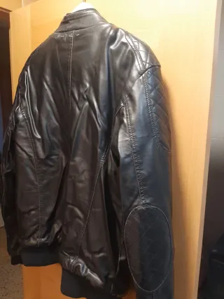 Cazadora similar piel marrón oscuro