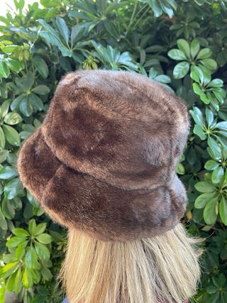 Cappello in ecopelliccia marrone