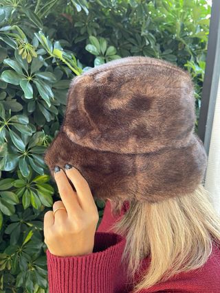 Cappello in ecopelliccia marrone